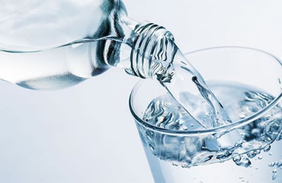 Residentes de Berkeley consumen más agua gracias al impuesto sobre bebidas azucaradas