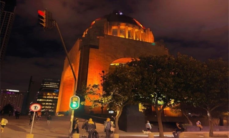 La CDMX se ilumina por la lucha contra el Cáncer Infantil