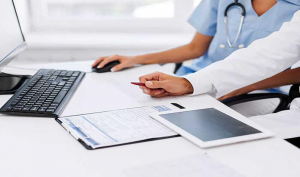 Doctores destinan entre 800 y 1,500 horas al año a su actualización médica