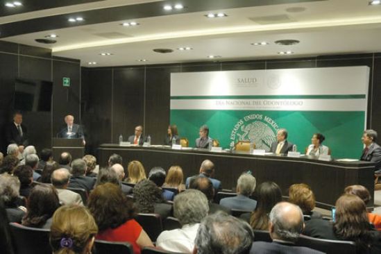Secretario de Salud resalta la ética de los odontólogos del país
