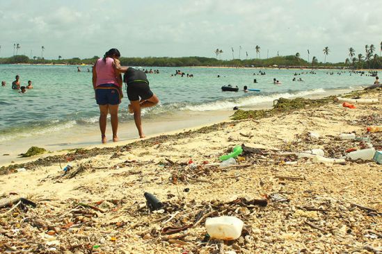 Alertan sobre el riesgo de nadar en aguas contaminadas durante vacaciones 