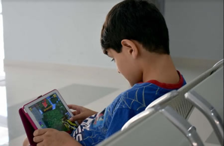 Niños que juegan videojuegos en línea están expuestos al bullying