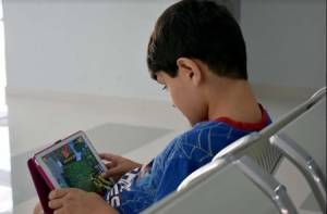 Niños que juegan videojuegos en línea están expuestos al bullying