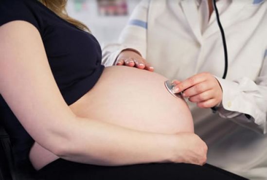 Maltratan a mujeres en salas de parto, según informe