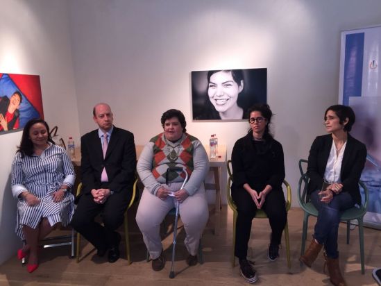 La directora médica de neurociencias de Laboratorios Novartis, Miriam Jiménez; el neurólogo, Eli Skromne Eisenberg, la presidenta de UCEM, Luz María Ramírez Gudiño y las fotógrafas Brenda Islas e Yvonne Venegas.